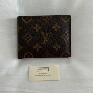 Louis Vuitton Men’s bi-fold wallet